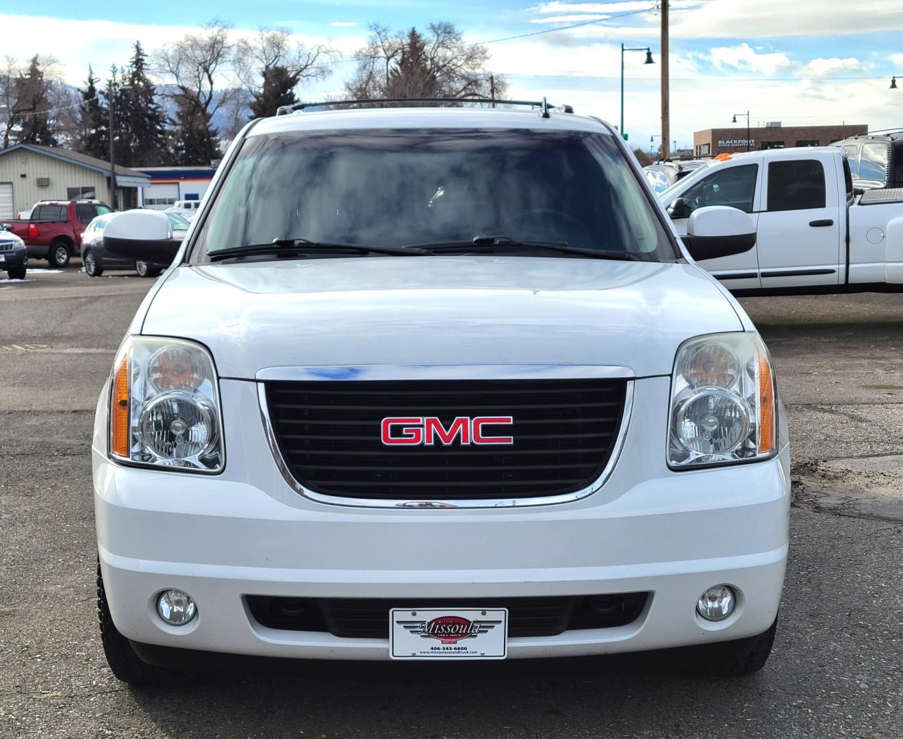 2011 White /Black GMC Yukon XL SLT SLT (1GKS2KE33BR) with an 5.3L V8 engine, 5 Speed Automatic transmission, located at 450 N Russell, Missoula, MT, 59801, (406) 543-6600, 46.874496, -114.017433 - Nice 4WD SUV. 5.3L V8. 3rd Row Seating. Power Sunroof. Rear Entertainment. Heated Leather Seats. Air. Cruise. Tilt. Power Windows and Locks. Running Boards. Towing. Clean Carfax. - Photo#2